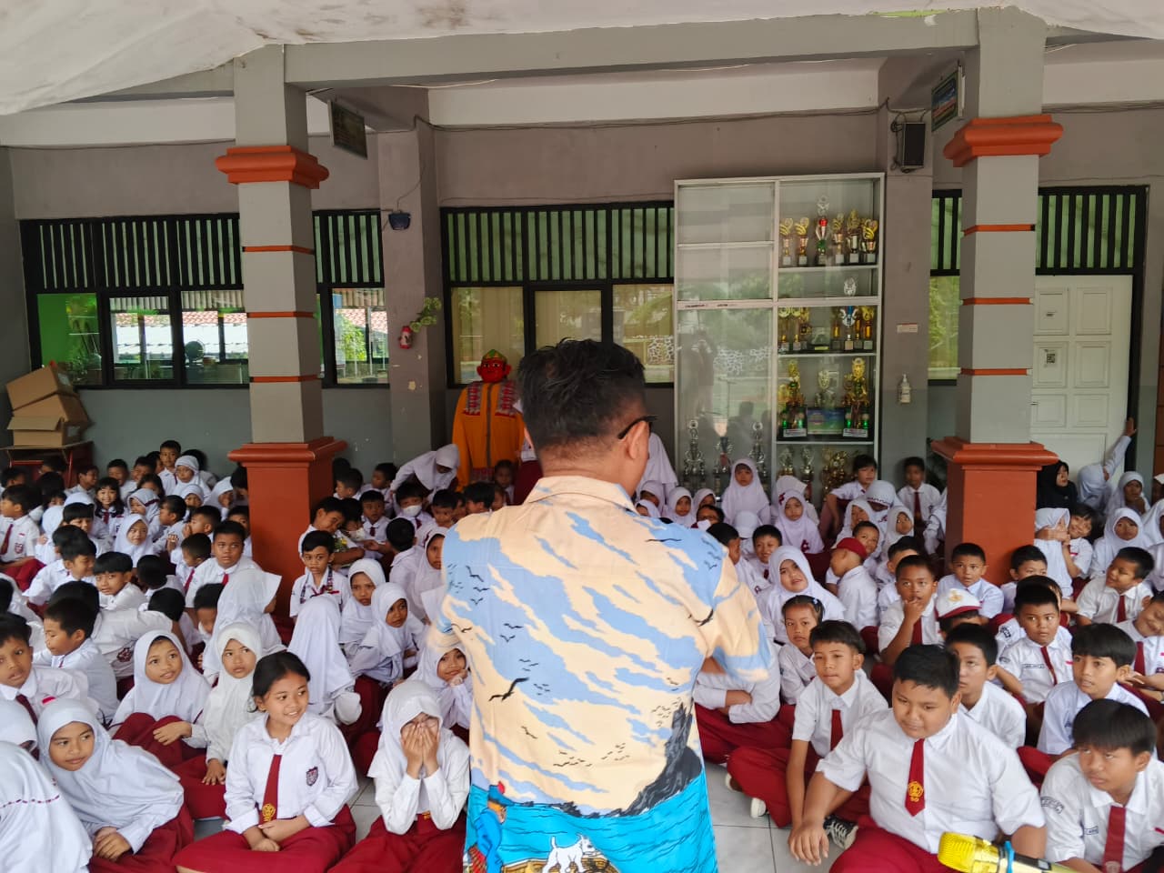 Wisata LiterAsyik Ke SDN Makasar 06